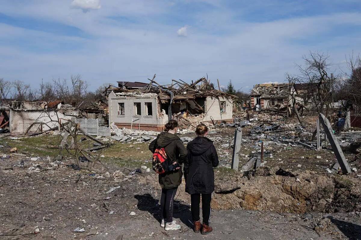 Mujeres observan las casas dañadas por los bombardeos en Chernihiv, Ucrania, el jueves 7 de ab ...