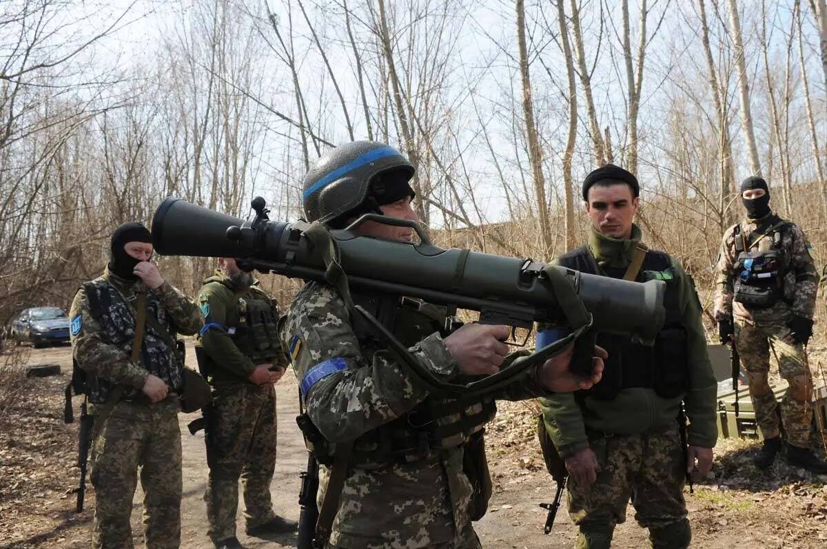 Militares ucranianos estudian un sistema de armas suecas de hombro Carl Gustaf M4 durante una s ...