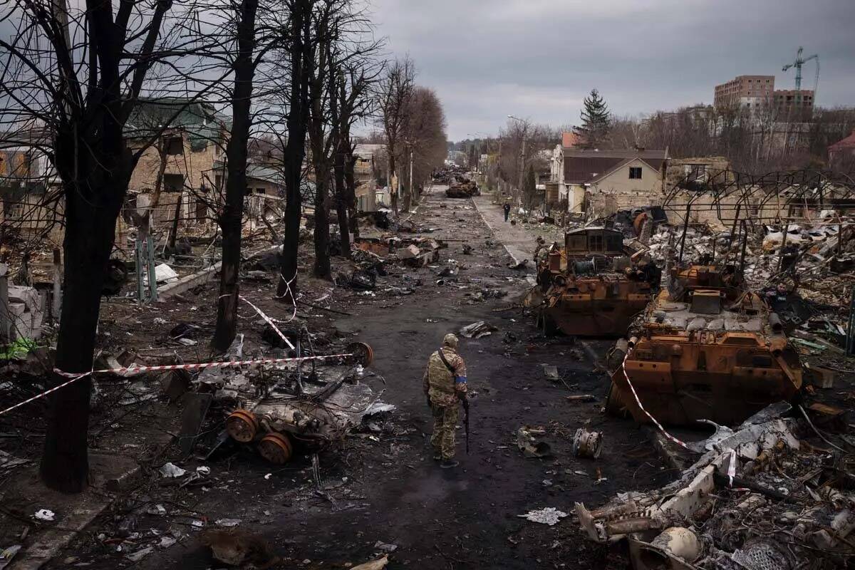 Un militar ucraniano camina entre tanques rusos destruidos en Bucha, en las afueras de Kiev, Uc ...