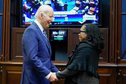 El presidente Joe Biden toma de la mano a la jueza nominada a la Corte Suprema, Ketanji Brown J ...