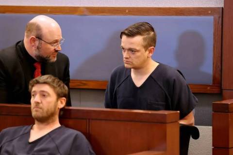 Brandon Toseland, a la derecha, habla con su abogado, Augustus Claus, en el tribunal del Centro ...
