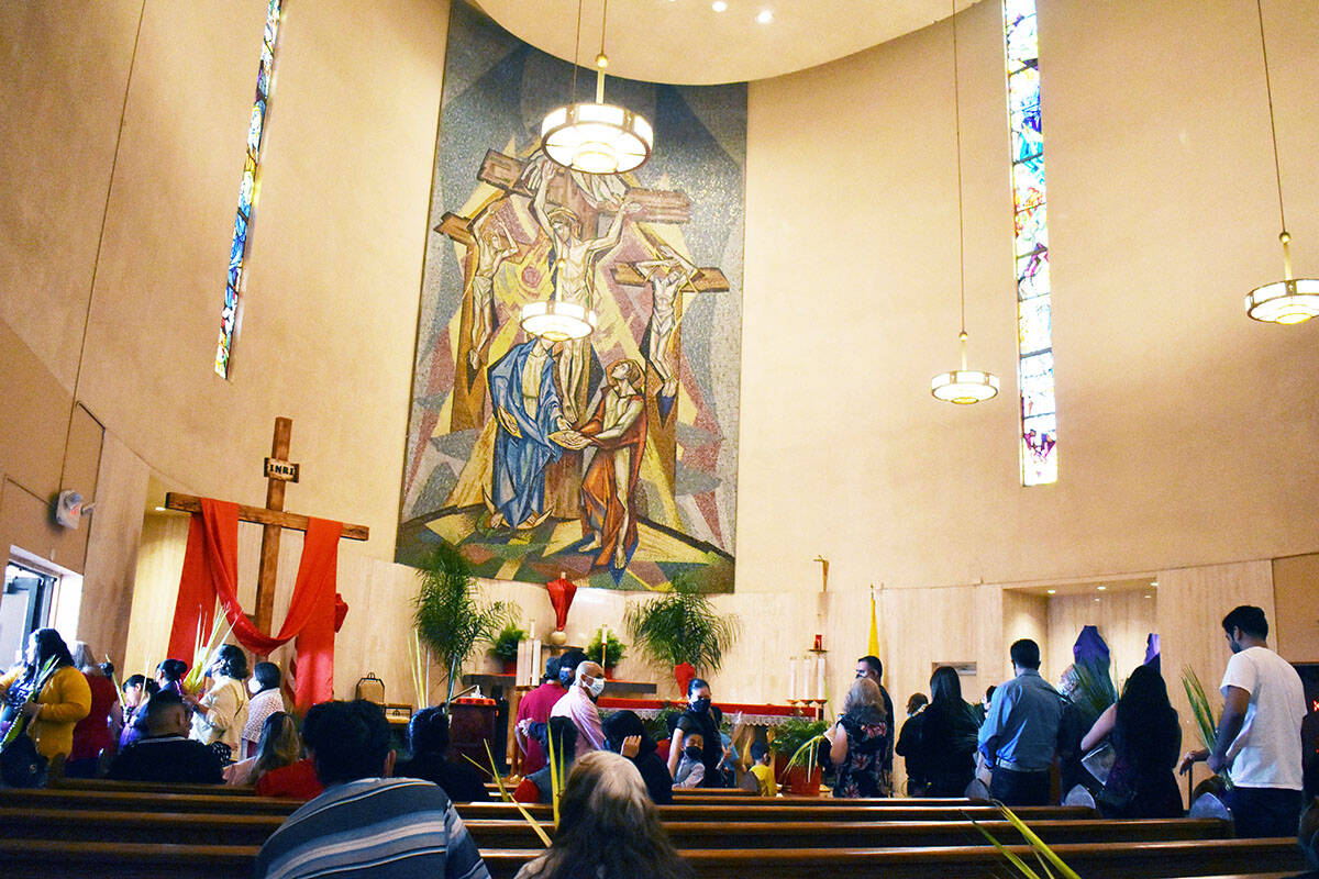 Cientos de fieles se congregaron al este de la ciudad para celebrar el Domingo de Ramos y, con ...