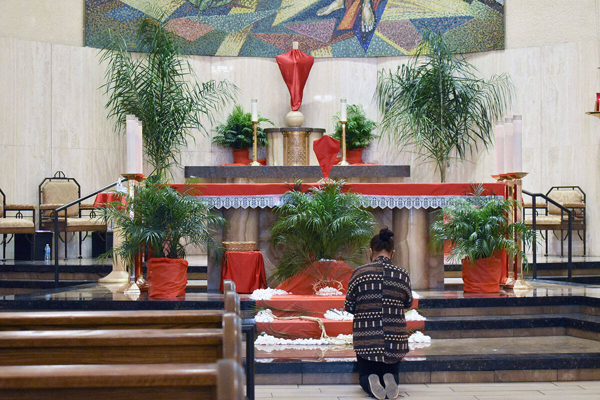 Los elementos religiosos en el altar de la parroquia fueron cubiertos con un manto, a la espera ...