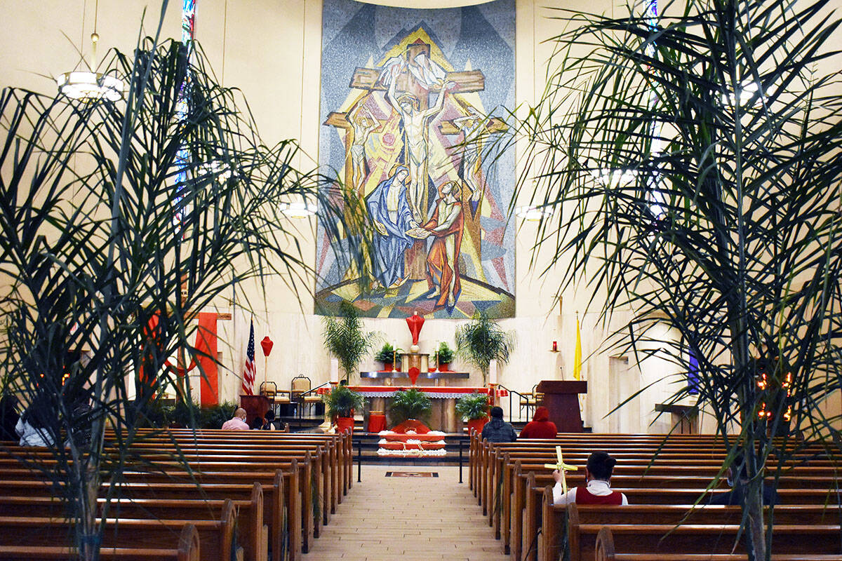 Con la misa del Domingo de Ramos dieron inicio a la Semana Santa. Todo el altar y demás imáge ...