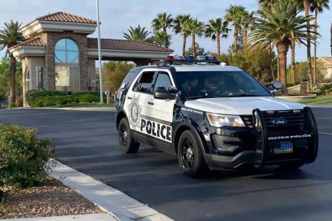 La policía de Las Vegas investiga un tiroteo en Summerlin el lunes 11 de abril de 2022. (Glenn ...