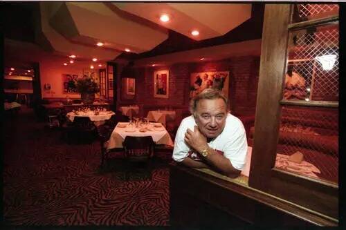 El propietario Freddie Glusman en 1997 en el interior de su restaurante Piero's Italian Cuisine ...