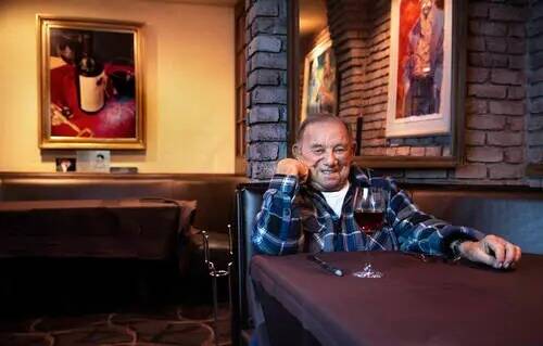 El propietario de Piero's, Freddie Glusman, en 2020, en la cabina de su restaurante que present ...