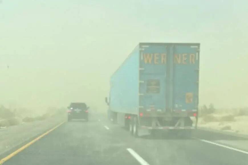 Una tormenta de polvo golpea la Interestatal 15 cerca de Las Vegas el lunes 11 de abril de 2022 ...