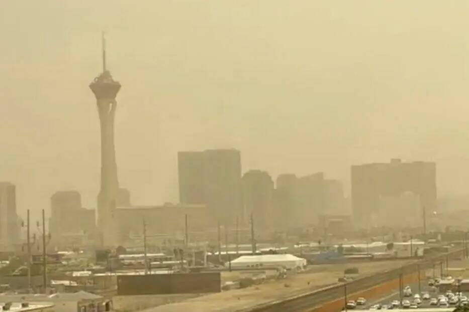 Una tormenta de polvo envuelve Las Vegas el lunes 11 de abril de 2022. (Condado de Clark vía T ...