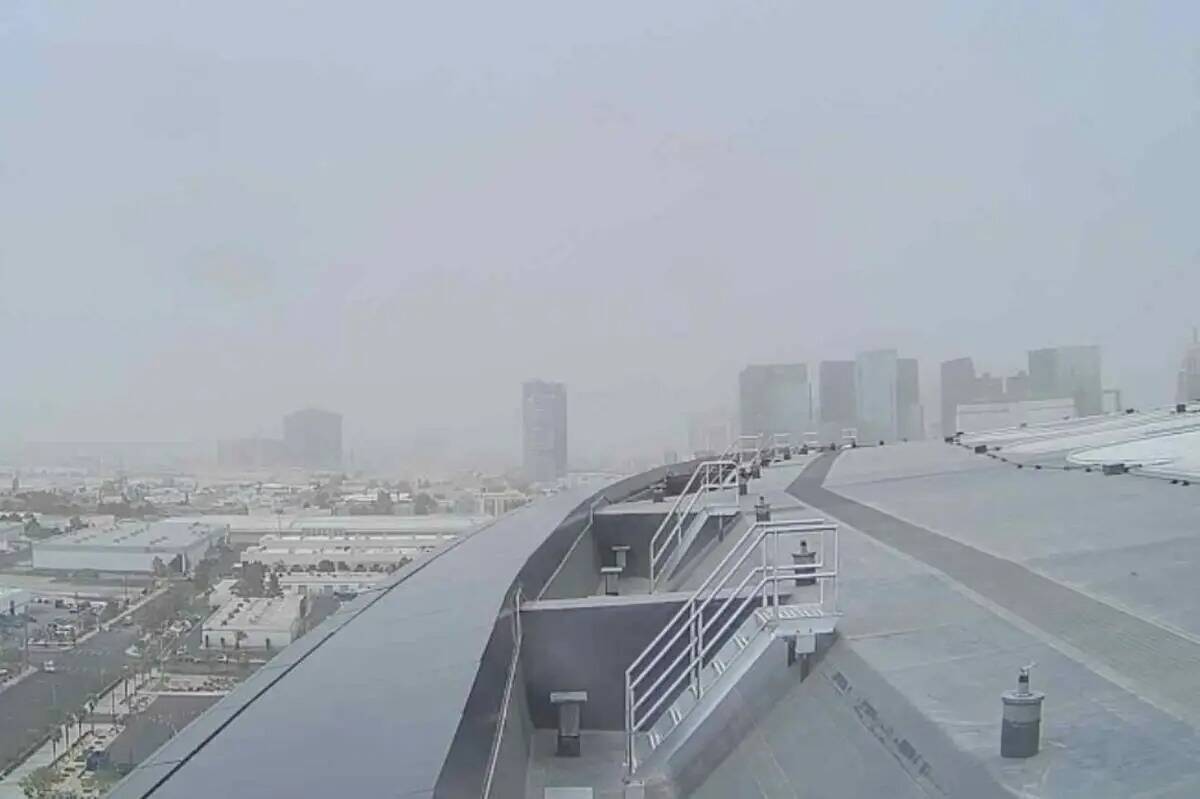 Una tormenta de polvo se apodera del Strip, vista desde el techo del Allegiant Stadium, el lune ...