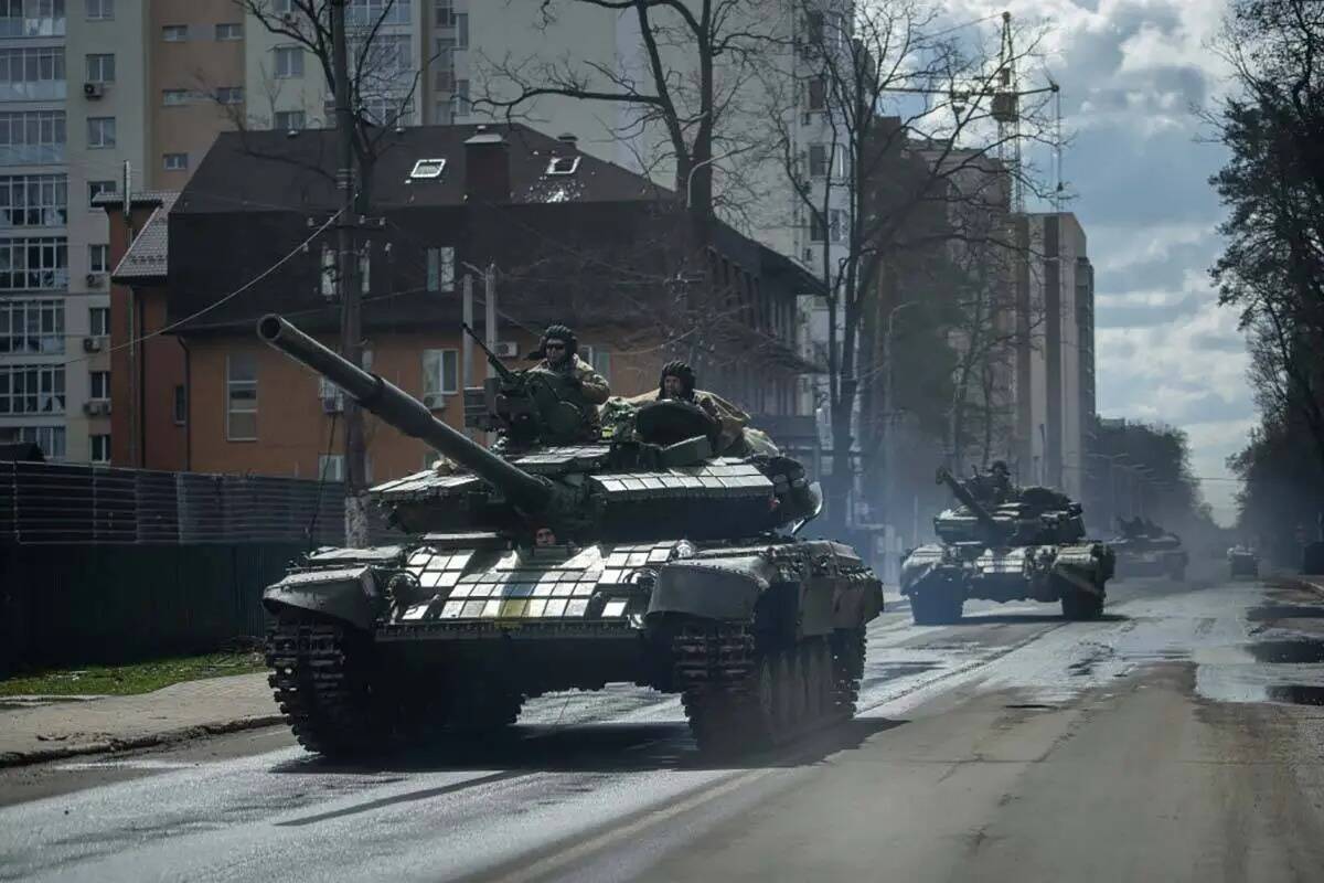 Tanques ucranianos avanzan por una calle de Irpin, en las afueras de Kiev, Ucrania, el lunes 11 ...