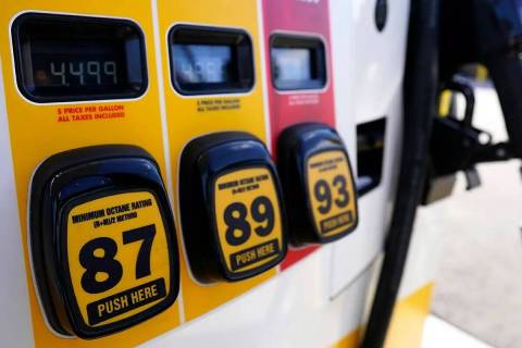 Los precios de la gasolina se muestran en una gasolinera de Vernon Hills, Illinois, el viernes ...