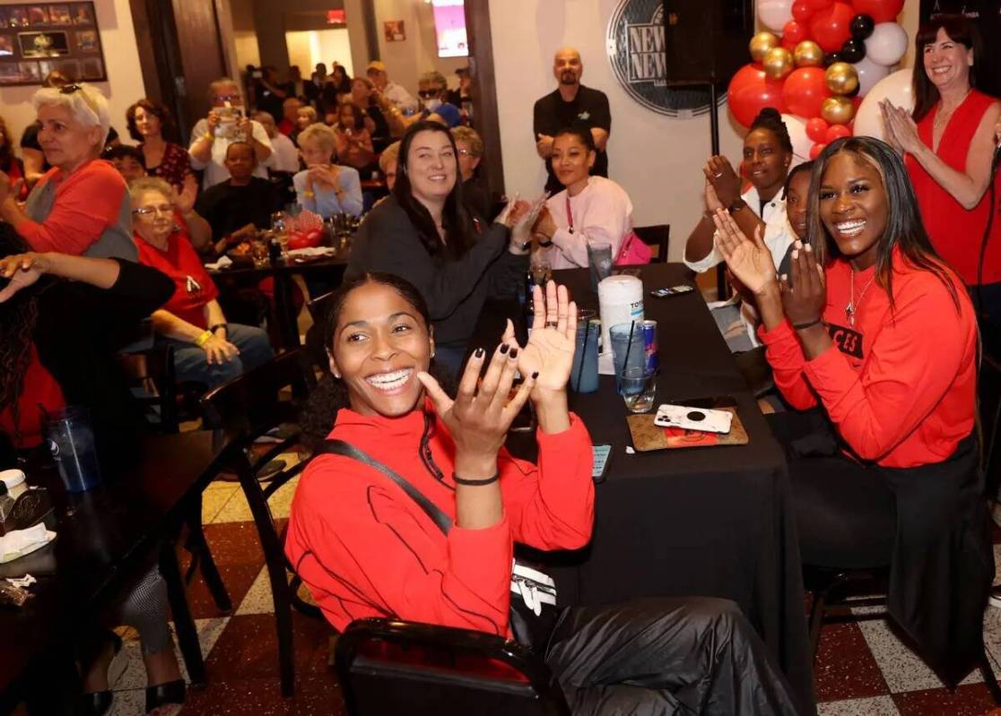 Las jugadoras de las Aces, incluida la escolta Sydney Colson, a la izquierda, y la pívot Kalan ...