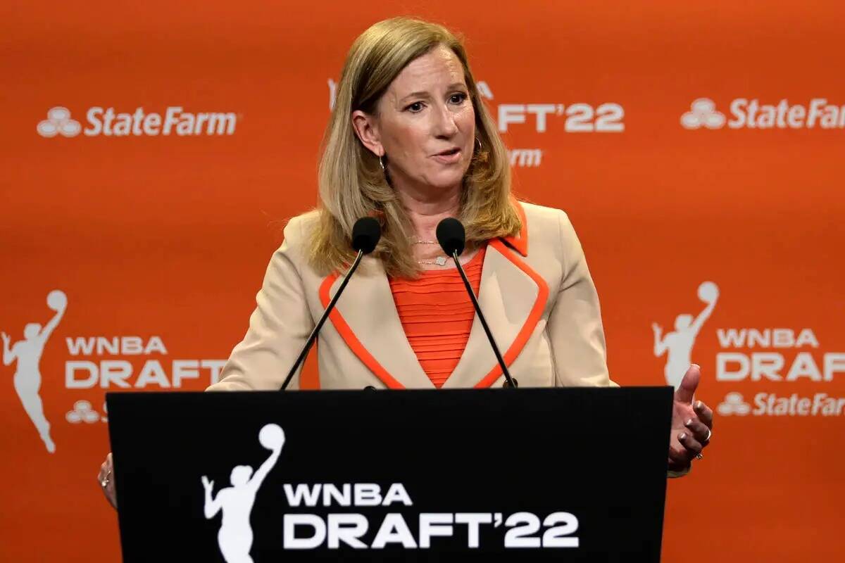 La comisionada de la WNBA Cathy Engelbert habla antes del draft de baloncesto de la WNBA, el lu ...