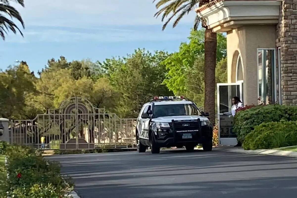 La policía de Las Vegas investiga un tiroteo en la cuadra 9600 de Mariner Village Court el lun ...