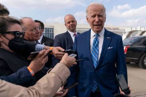 El presidente Joe Biden habla con los medios de comunicación antes de embarcar el Air Force On ...
