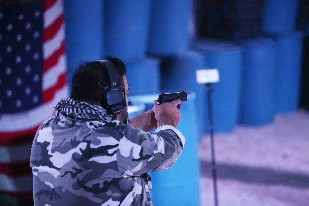 Nephi Oliva, propietario de Las Vegas Gunfights, dispara a una diana para mostrar cómo funcion ...
