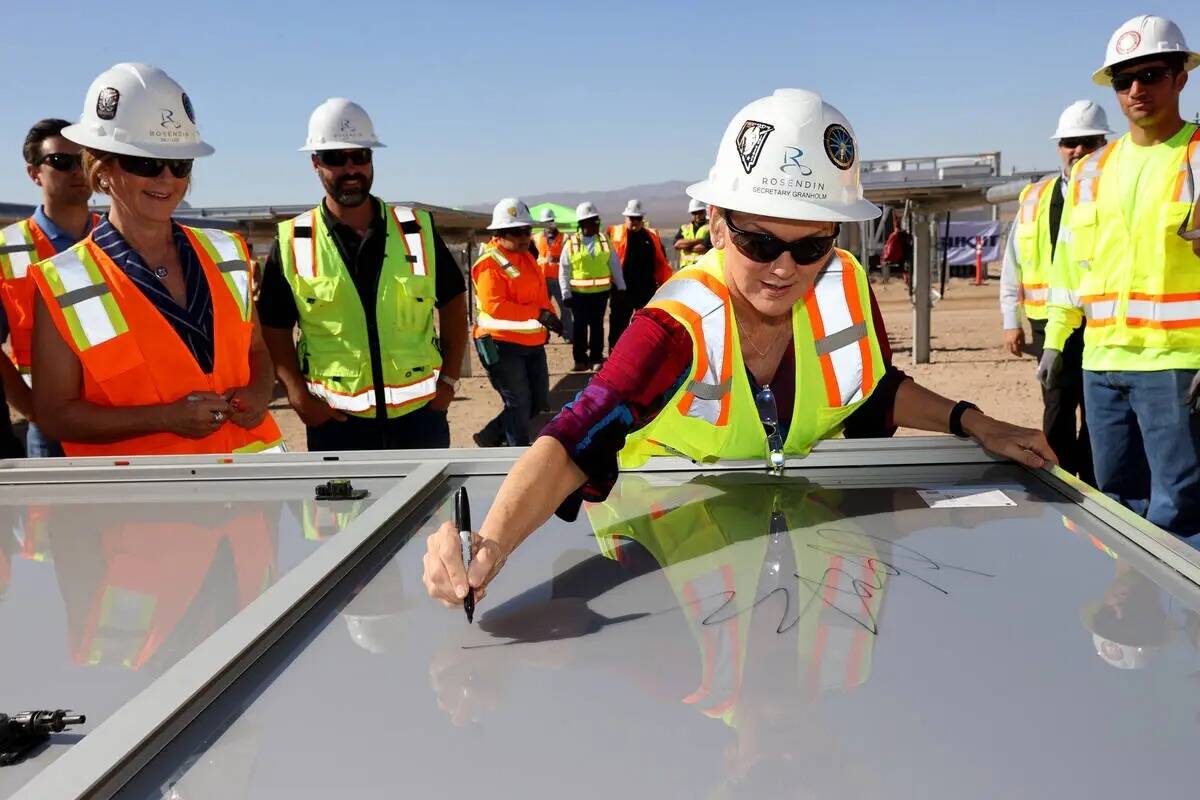 La secretaria de Energía, Jennifer Granholm, recorre y firma un módulo solar en las instalaci ...