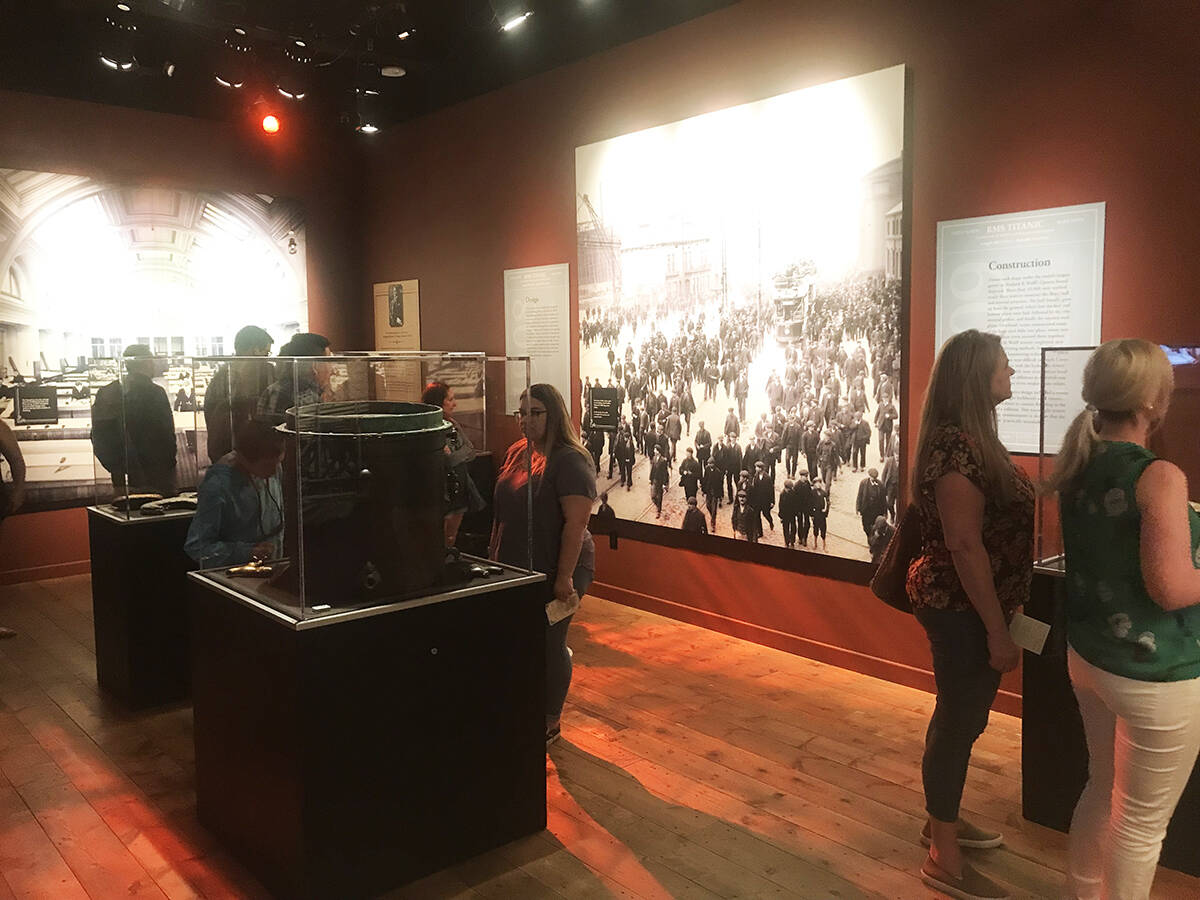 El salón inicial de “Titanic: The Artifact Exhibition” muestra objetos que fueron utilizad ...