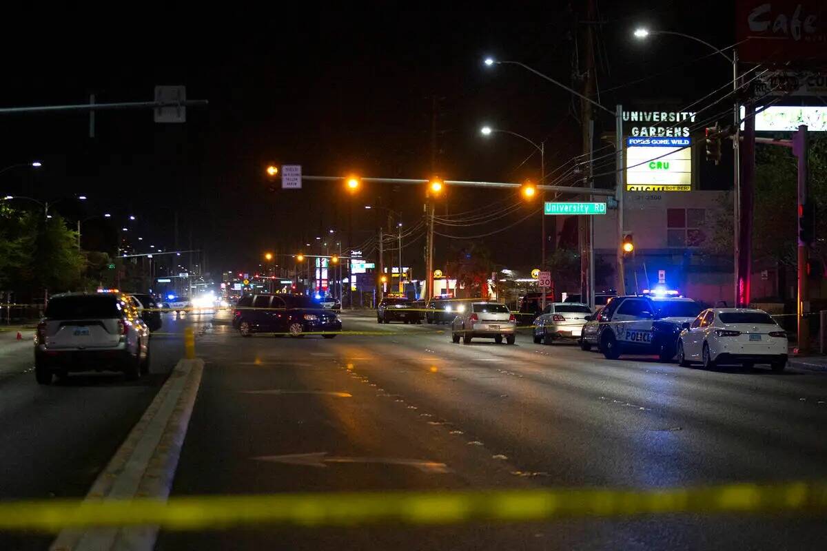 La Policía Metropolitana investiga un homicidio en 4680 de South Maryland Parkway, frente al c ...