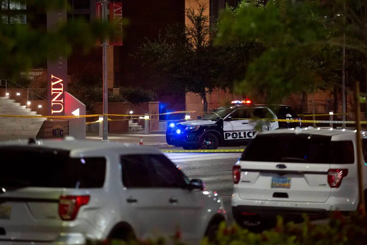 La Policía Metropolitana investiga un homicidio en 4680 de South Maryland Parkway, frente al c ...