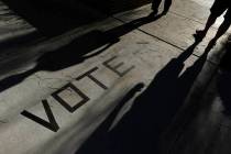 Votantes se dirigen a las urnas en la Enterprise Library de Las Vegas en noviembre de 2018. (AP ...