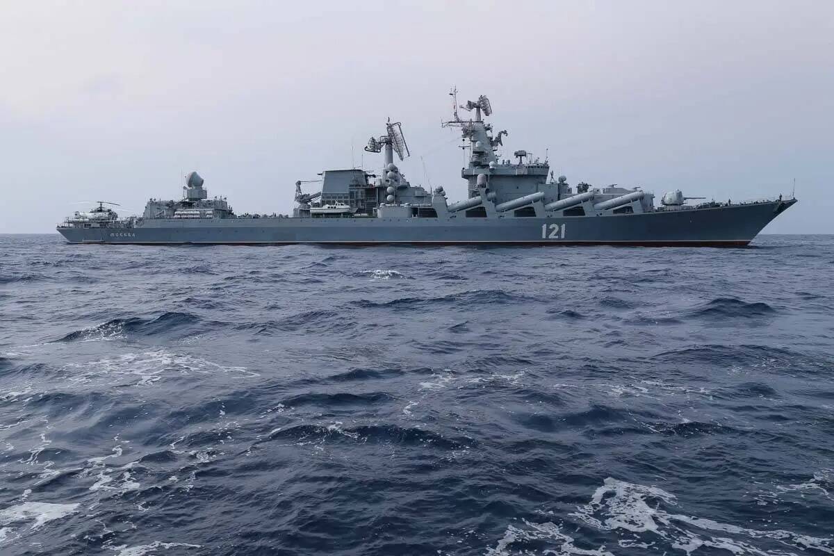 En esta foto facilitada por el Servicio de Prensa del Ministerio de Defensa ruso, el crucero de ...