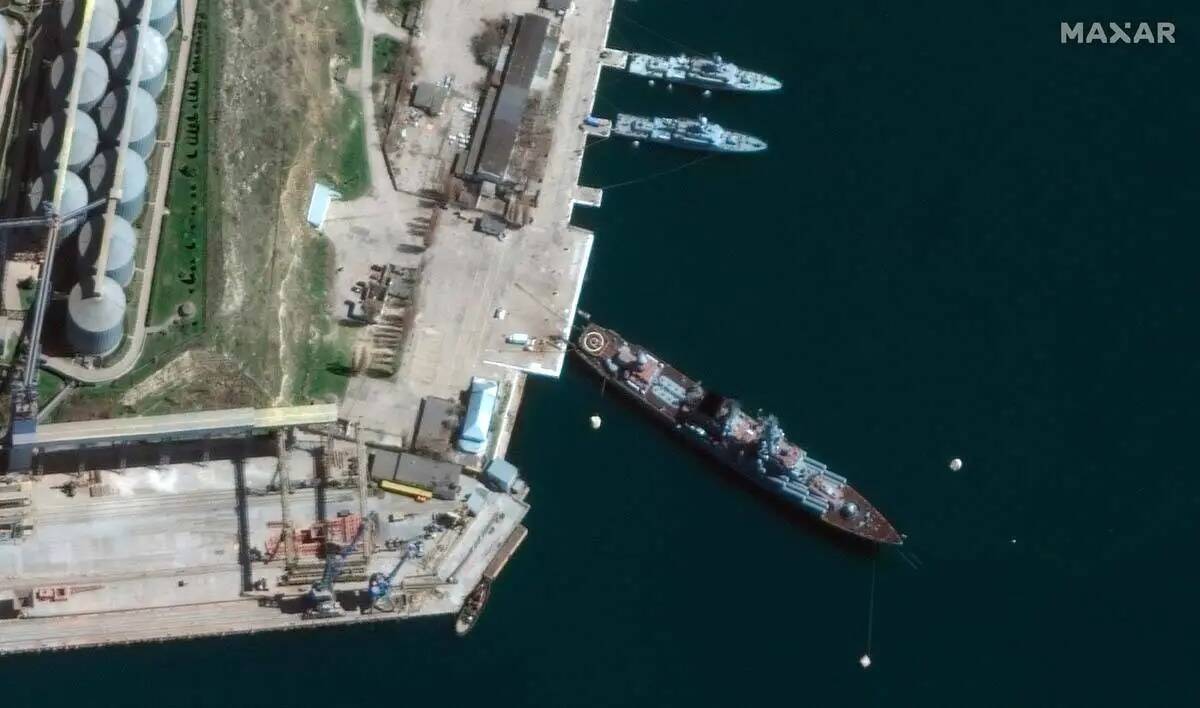 Esta imagen de satélite proporcionada por Maxar Technologies muestra el crucero Moskva en el p ...