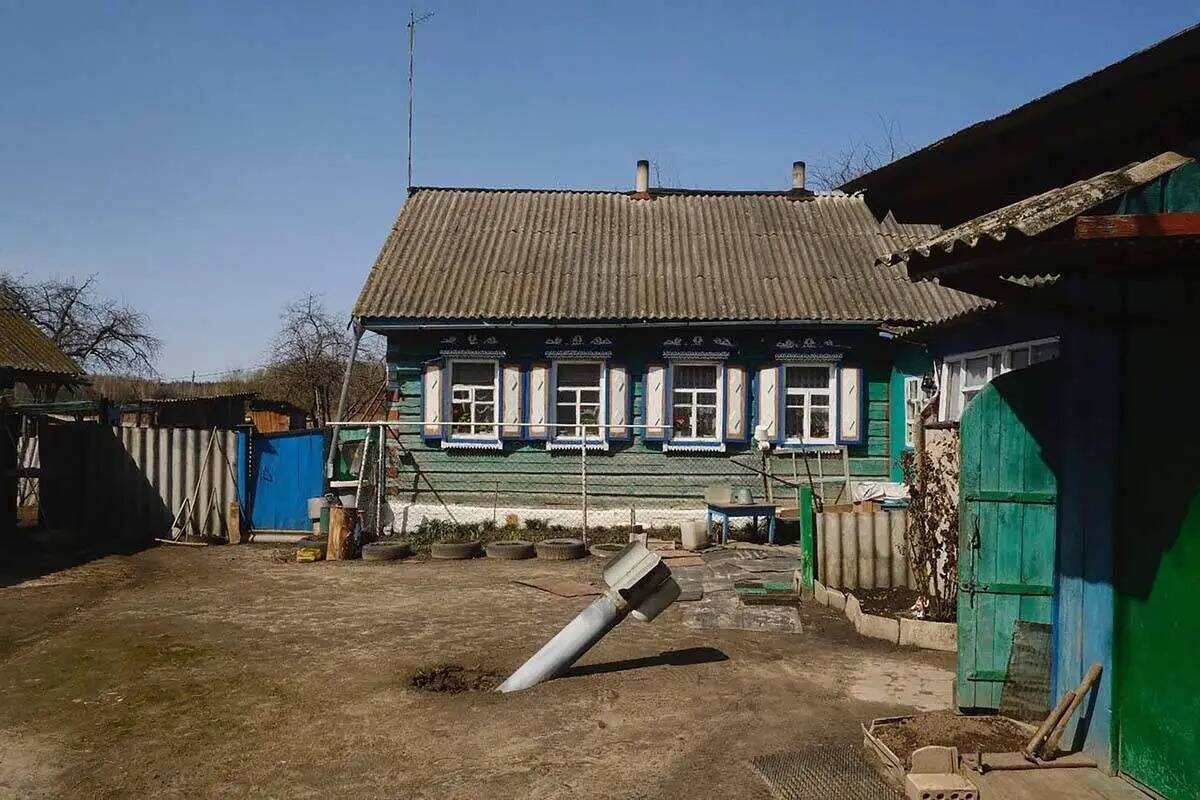 La cola de un misil en un patio de una zona residencial en un pueblo de Senkivka, cerca de la f ...