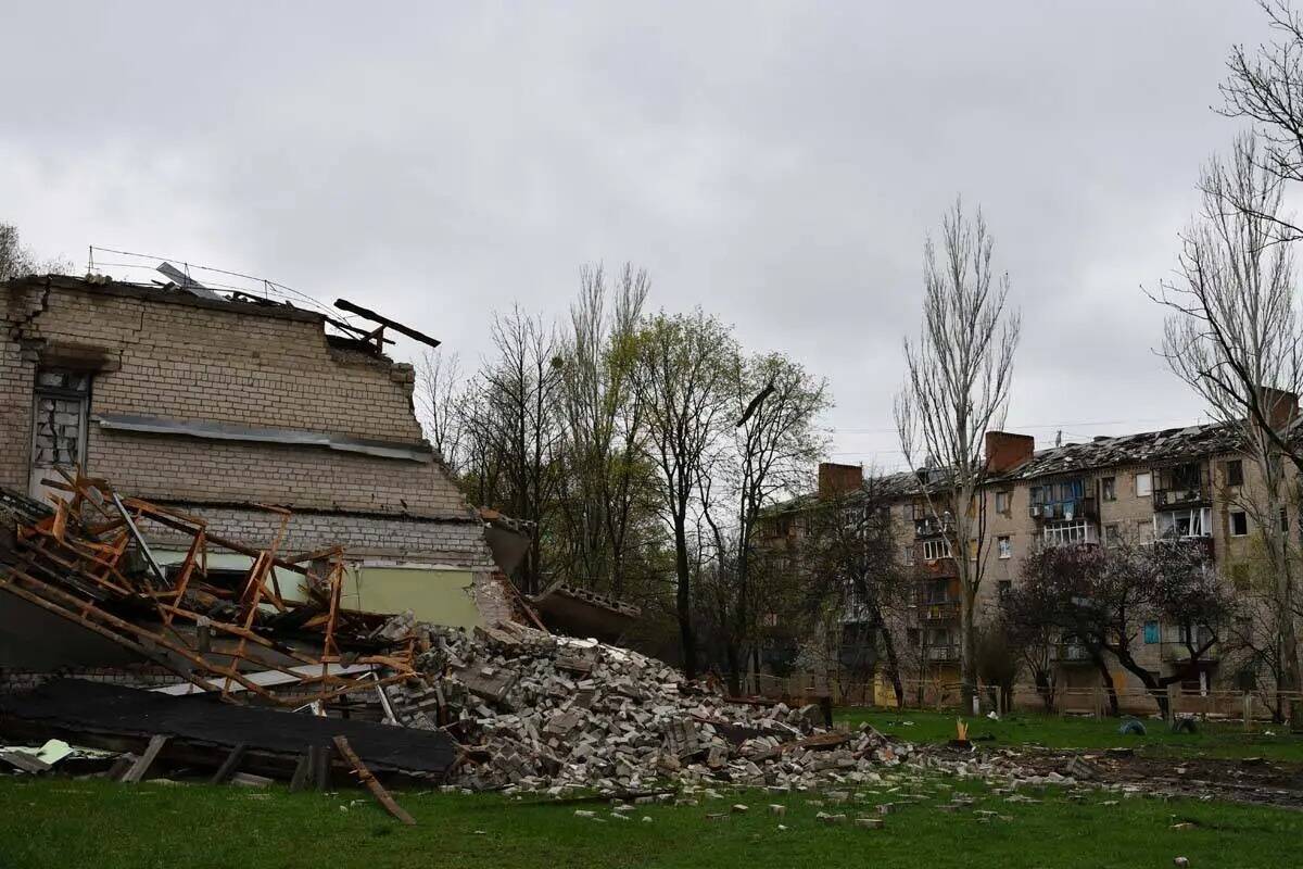 Un edificio dañado por un bombardeo en Kramatorsk, Ucrania, el jueves 14 de abril de 2022. (AP ...