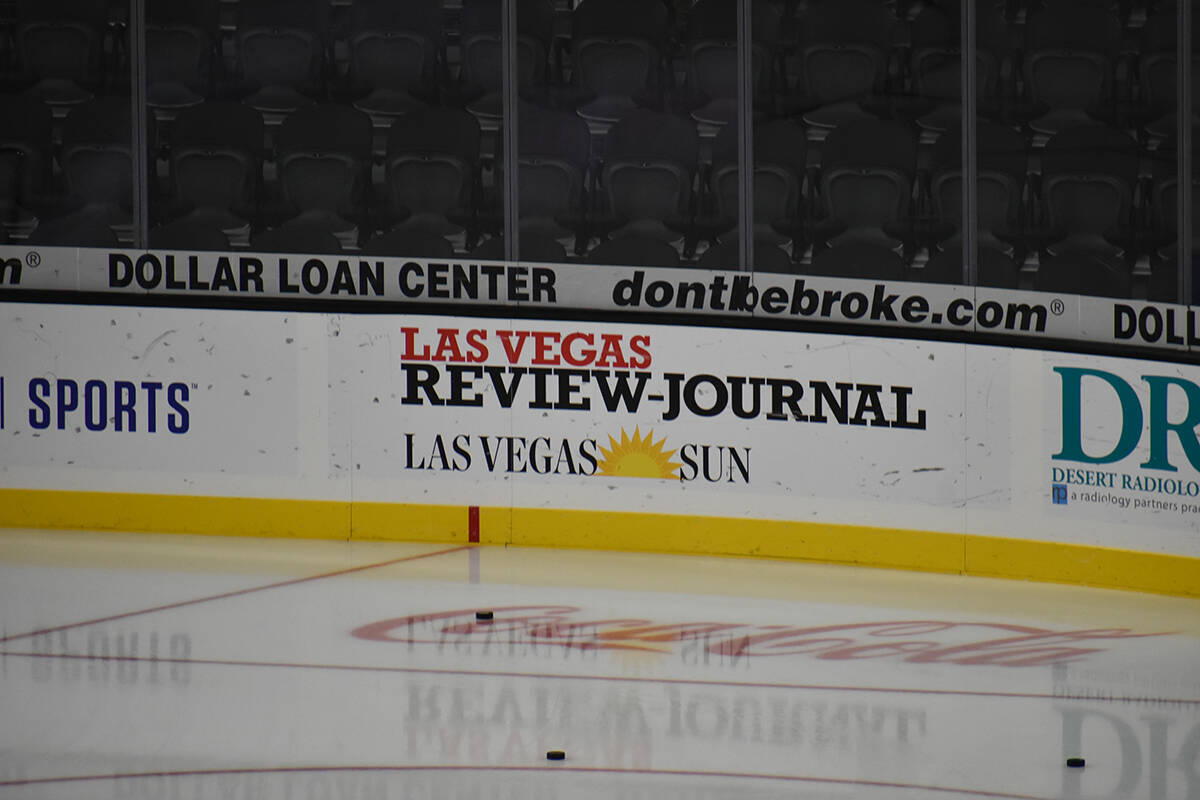 El logotipo de Las Vegas Reviw-Journal se observa sobre la pista de hielo antes de un juego de ...