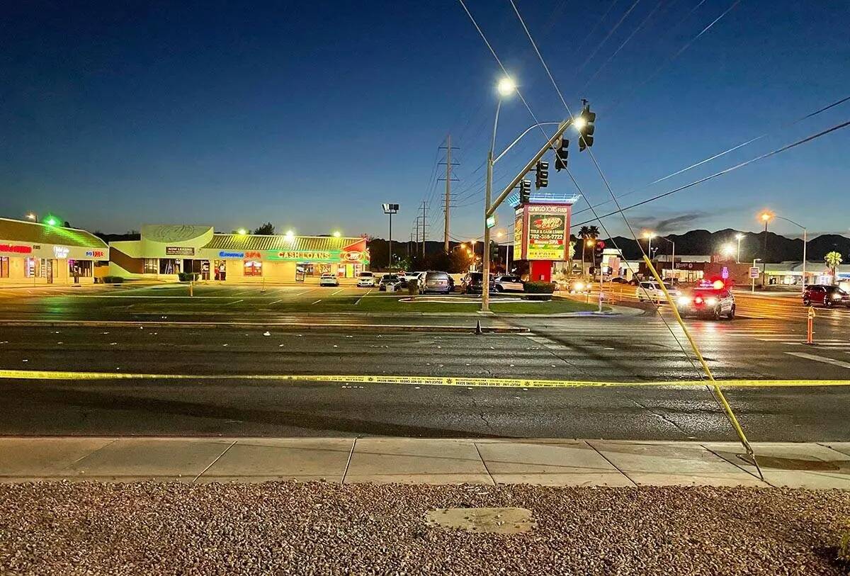 Cinta policial rodea un estacionamiento cerca de West Flamingo Road y South Jones Boulevard tra ...