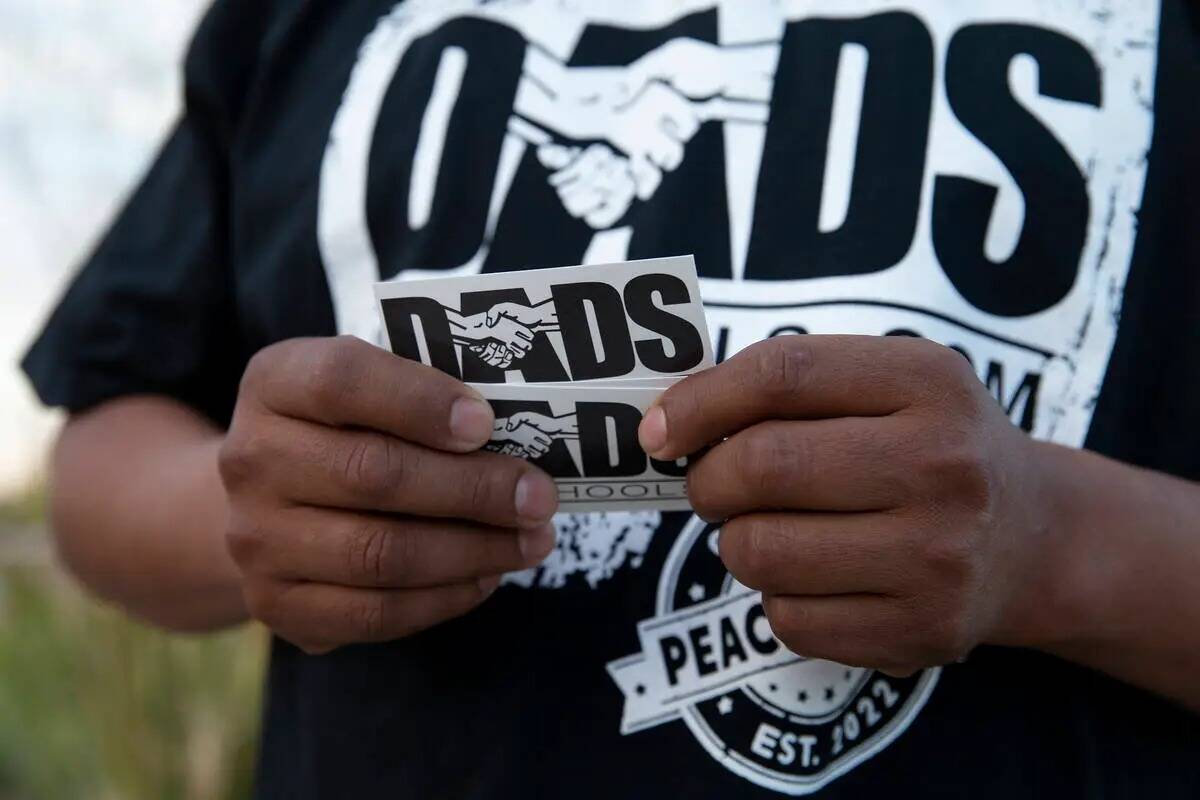 Un padre del CCSD lleva una camiseta de "Dads in Schools" después de la reunión del grupo en ...