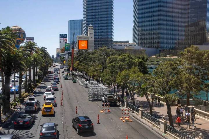 El tráfico está atascado en dirección sur en Las Vegas Boulevard, con el cierre de carriles ...