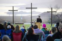 Fran Haraway se dirige a una congregación al aire libre en la 33ª celebración anual del Aman ...