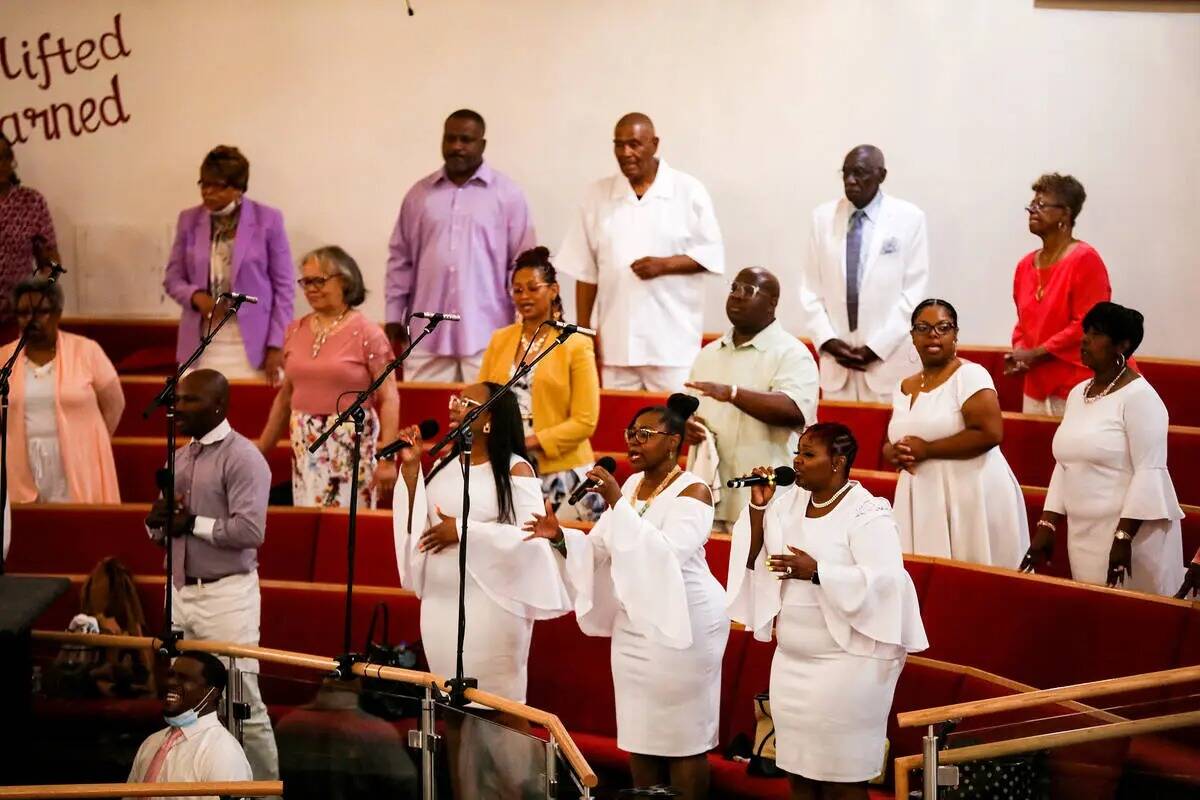 El coro dirige a la congregación en un canto durante el servicio de Pascua en la Victory Missi ...