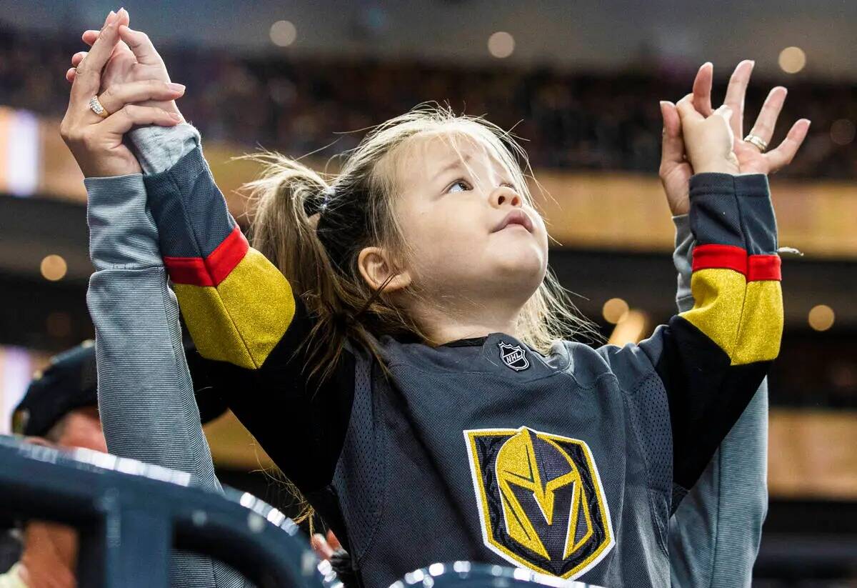 Fans de los Golden Knights animan a Las Vegas durante un partido de hockey de la NHL contra los ...