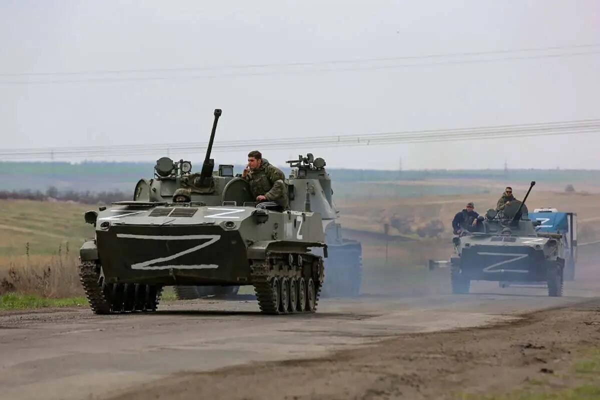 Vehículos militares rusos circulan por una carretera en una zona controlada por las fuerzas se ...