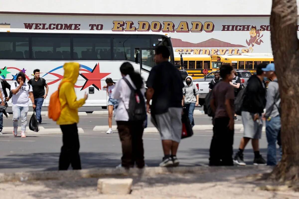 Alumnos de Eldorado High School durante la salida de la escuela de Las Vegas el martes 19 de ab ...