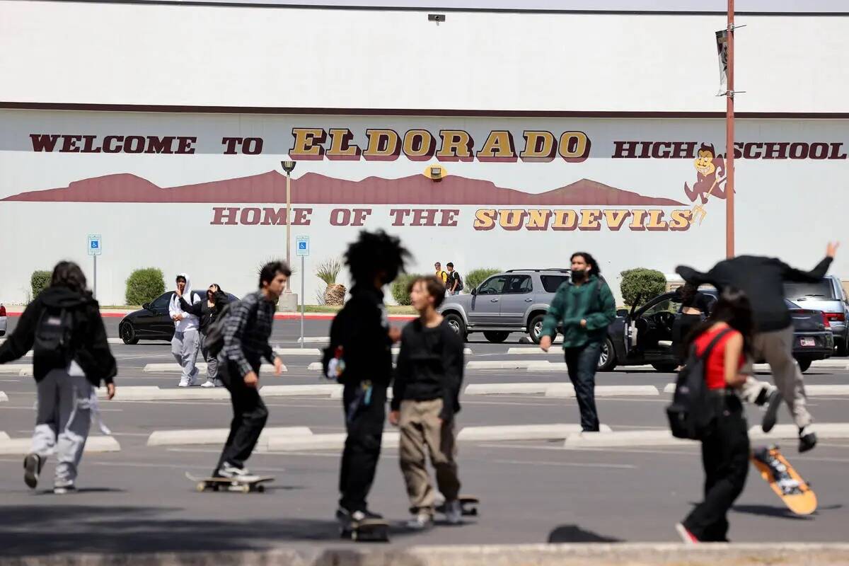 Alumnos de Eldorado High School durante la salida de la escuela de Las Vegas el martes 19 de ab ...