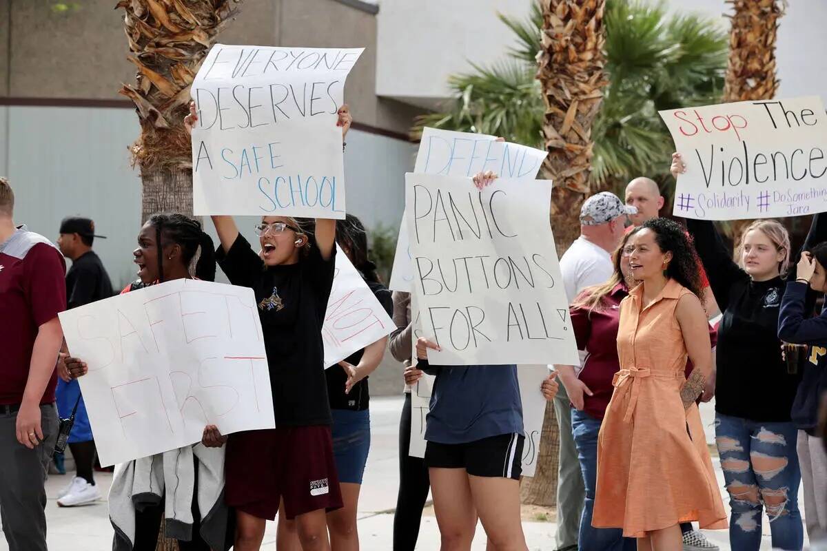 Alumnos, profesores, padres y personal de apoyo de Eldorado High School protestan frente a la e ...