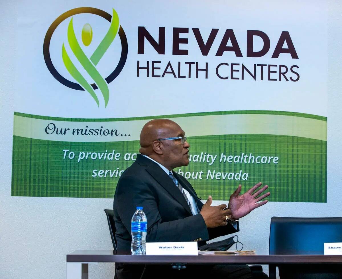 Walter Davis, presidente y director ejecutivo de los Centros de Salud de Nevada, responde a una ...