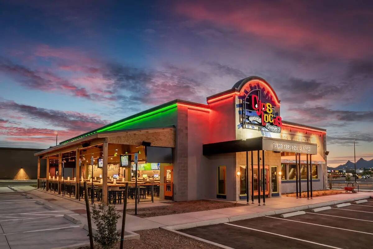 El exterior de Ojos Locos Sports Cantina en Tucson, Arizona. La empresa se asoció con Fifth St ...