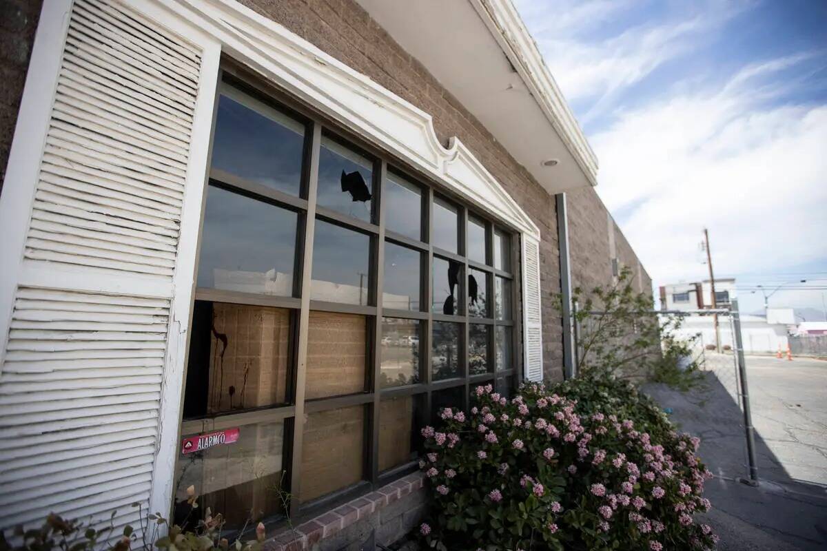 Un edificio vacante en 1200 S. 3rd St., antigua tienda de Ideal Office Equipment en Las Vegas, ...