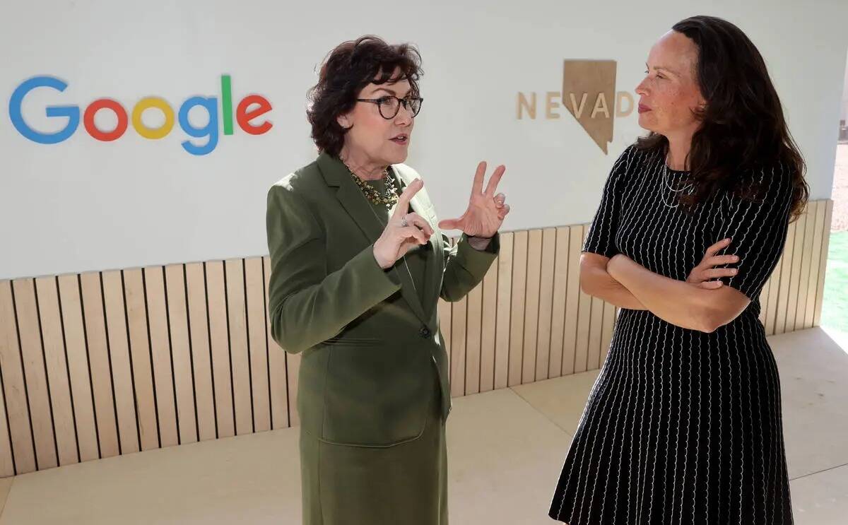 La presidenta de Google.org, Jacquelline Fuller, a la derecha, y la senadora de Nevada, Jacky R ...