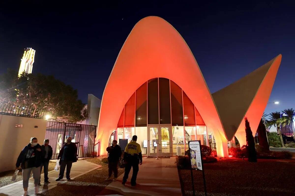 Gente entra en el Neon Museum en el centro de Las Vegas el domingo 5 de diciembre de 2021. La p ...