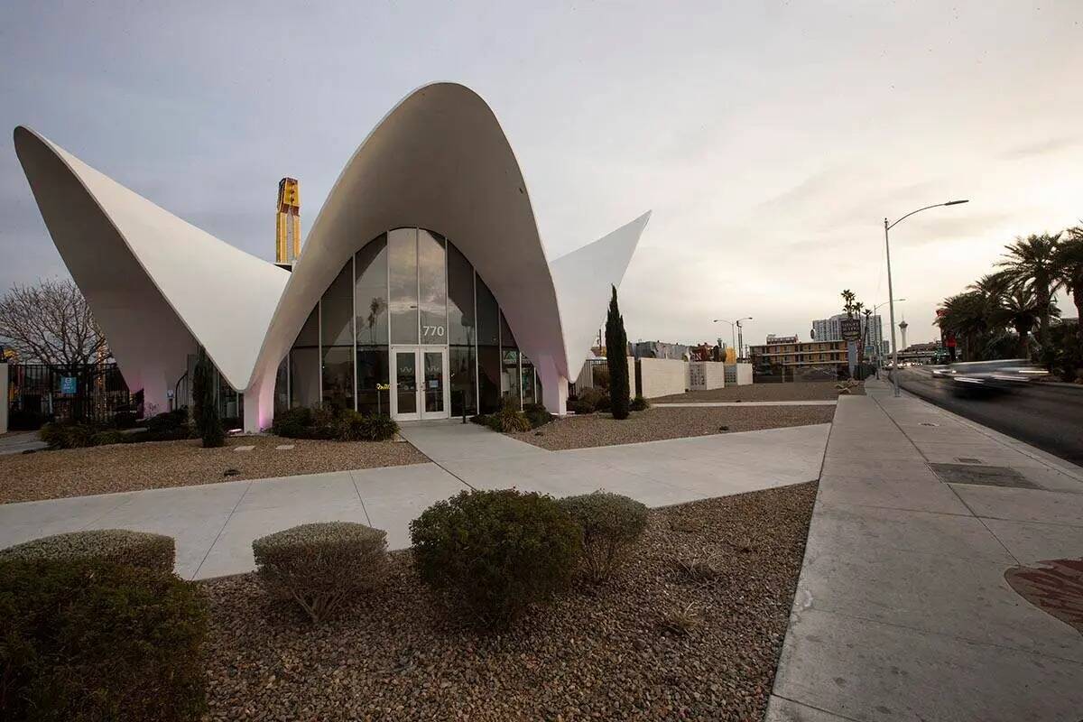 El exterior del Neon Museum, antiguo vestíbulo del hotel La Concha, en Las Vegas, el martes 9 ...