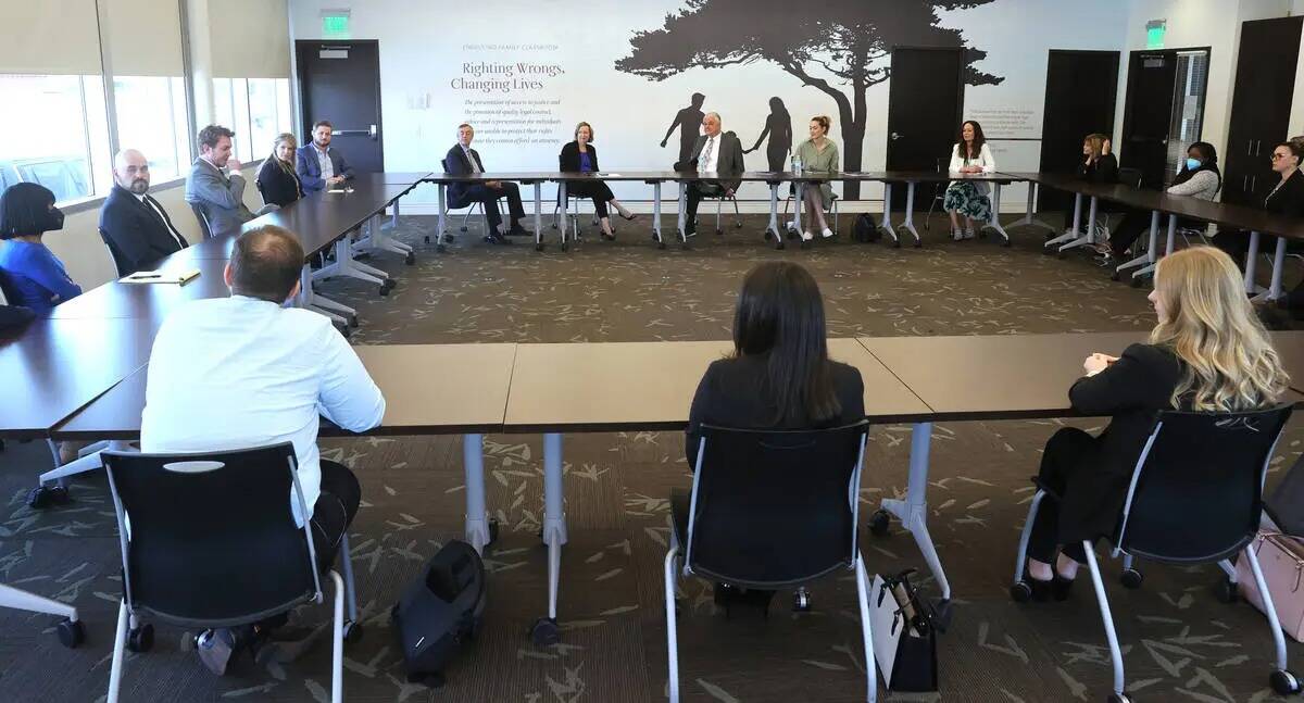 El gobernador de Nevada, Steve Sisolak, en el centro, durante una mesa redonda en el Legal Aid ...