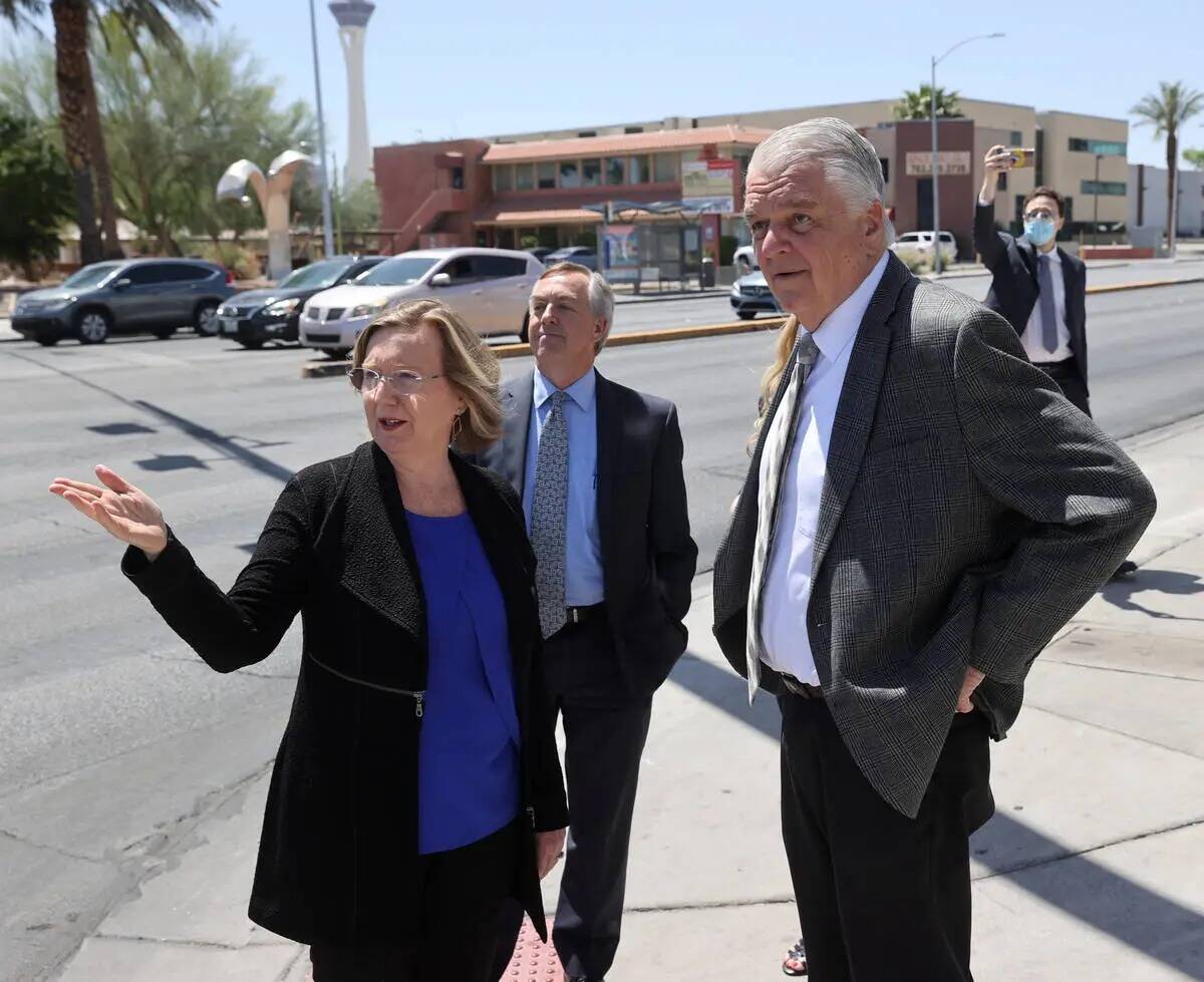El gobernador de Nevada, Steve Sisolak, y la directora ejecutiva del Legal Aid Center of Southe ...