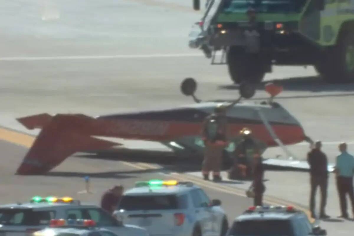 Una avioneta se volcó en el Aeropuerto Internacional Harry Reid el jueves por la mañana con d ...